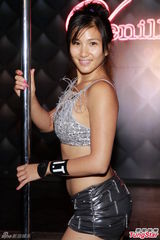 组图：原子鏸钢管舞直立一字马 郑佩佩现身探班