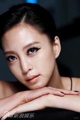 组图：韩星韩艺瑟化妆品写真曝光 肌肤如雪性感俏丽