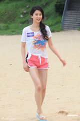 组图：候选港男与庄思敏等打排球 衣着保守不秀身材