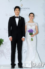 组图：韩惠珍寄诚庸完婚秀恩爱 蜜月将延后