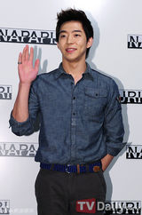 组图：高雅拉李钟赫等众韩星亮相品牌服装上市活动