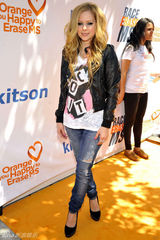 幻灯图：艾薇儿亮相派对 高跟鞋小西装晒女人味