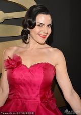组图：女歌手Jennifer Gasoi红纱裙似公主