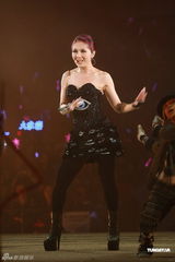 组图：杨千嬅巡回演唱会完结 压轴演出造型百变