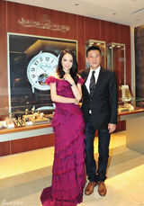 组图：董璇红裙站台典雅大展淑媛风范