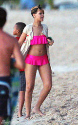 幻灯图集：蕾哈娜巴巴多斯度假 呼朋唤友大秀身材