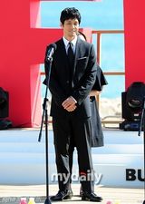 组图：河正宇金孝珍出席电影节观众对话活动