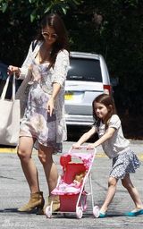 组图：苏瑞推小粉车上街 照看洋娃娃表情可爱