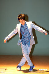 幻灯图：房祖名为新歌拍摄MV 搞怪耍酷大跳踢踏舞