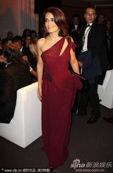幻灯图集：戛纳开幕晚宴 萨尔玛-海耶克红裙秀香肩 