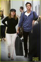 组图：艾玛与高富帅男友现身机场 男方贴心护花