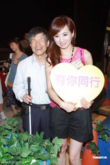 组图：谢安琪称婆婆沟通无代沟 罗霖中秋做慈善