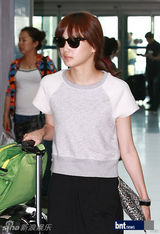 组图：韩星尹胜雅赴马来西亚拍写真 休闲装现身机场