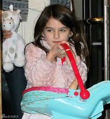 高清组图：凯蒂-赫尔姆斯黑衣亮相 苏瑞做鬼脸