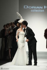 组图：李玟再穿婚纱走秀获献吻 王后造型压轴出场