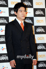 组图：杨东根韩彩雅出席新剧《Hero》发布会