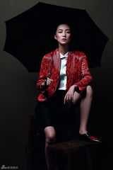 组图：韩雪华美变“绅”大玩复古中性风