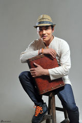 组图：刘小辉帅气写真 尽显绅士魅力