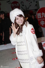 组图：AKB48成员大岛优子人气爆棚 粉丝消毒握手