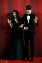 高清：金宇彬朴信惠装点国剧盛典 携手亮相红毯