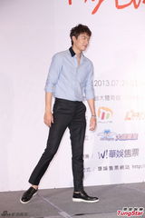 组图：李敏镐穿衬衫帅气亮相 台上憨笑吐舌卖萌