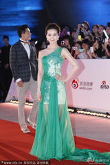 组图：刘诗诗裸肩绿裙亮相白玉兰红毯 青春活泼