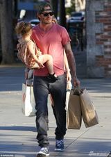 组图：小贝抱七公主出街 父女俩亲亲嘴羡煞旁人