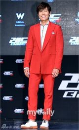 组图：李秉宪出席电影《赤焰战场2》韩国首映