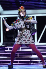 组图：hold住姐说相声造型似芙蓉 坦言多人追求