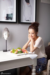 组图：佟丽娅清新写真展现美人与美食的双重诱惑