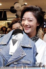 组图：金多炫Clara等出席活动展迷人魅力