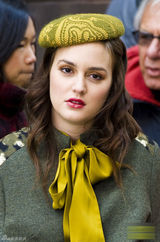 高清组图：莉顿-梅斯特街拍 斗篷大衣搭配花裙