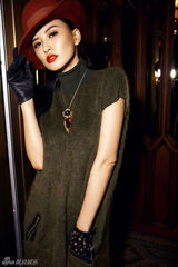 组图：莫小棋真空上阵大秀事业线 演绎复古名媛风