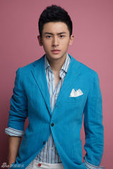 组图：张哲瀚蓝色西服写真曝光 酷帅十足引关注