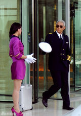 组图：吉杰加盟《完美箱遇》 制服装登场亮相