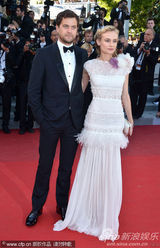 组图：戴安克鲁格戛纳走秀和男友恩爱