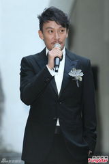 组图：张震大婚献吻娇妻 亲手为新娘提裙摆