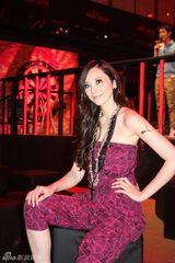 组图：吴佩慈助阵品牌活动 展现运动与性感完美结合