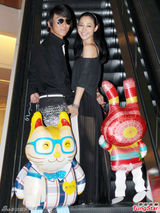 组图：白百何陈羽凡情侣装亮相 十指紧扣秀甜蜜