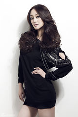 组图：王冰洋礼服半露香肩演绎性感