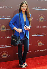 高清组图：妮娜-杜波夫蓝色西装外套搭配牛仔裤