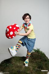 组图：周笔畅全新代言写真 童心未泯徜徉蓝精灵村庄