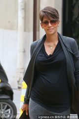 组图：哈利-贝瑞挺大肚散步 未婚夫恩爱陪伴