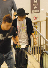 组图：SHINee温流泰民机场时尚主打自然风