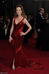 高清组图：奥斯卡红毯简-西摩红色闪片裙光彩照人