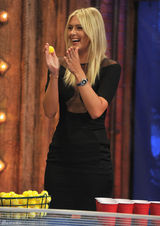 组图：莎拉波娃黑色透视裙做客脱口秀