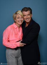 组图：《爱情重击》布鲁斯南汤普森玩暧昧