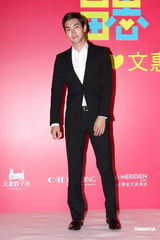 组图：纪文蕙大婚性感露半球 曾之乔杨佑宁也想婚