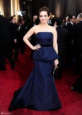 高清组图：奥斯卡红毯蒂娜-菲身着礼服婉约动人