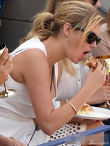 组图：抖奶超模观战网球赛 看台吃热狗大秀乳沟